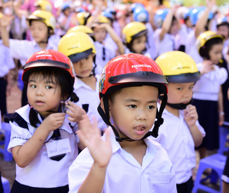 Các bậc phụ huynh cần quan tâm trang bị mũ bảo hiểm đạt chuẩn cho con em khi tham gia giao thông. (ảnh internet) các bậc phụ huynh cần quan tâm trang bị mũ bảo hiểm đạt chuẩn cho con em khi tham gia giao thông. (ảnh internet)