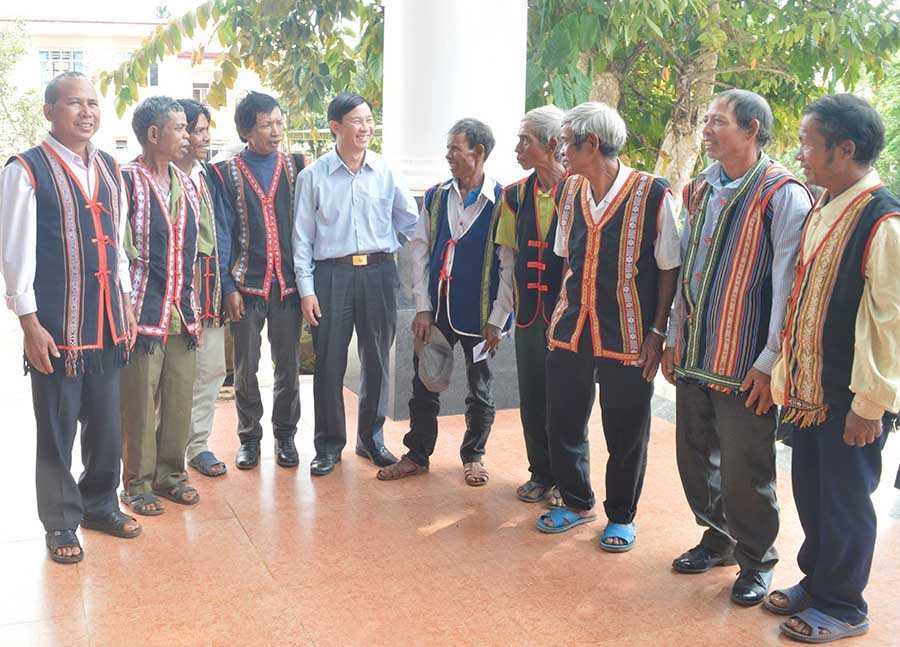  Ông Đoàn Bảy-Bí thư Huyện ủy Chư Pah (thứ 5 từ trái qua) trao đổi với người uy tín của huyện. Ảnh: Đ.Y