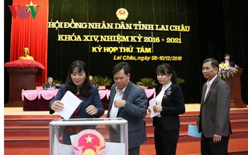 Các đại biểu HĐND tỉnh Lai Châu bỏ phiếu tín nhiệm đối với người giữ chức vụ do HĐND tỉnh bầu.