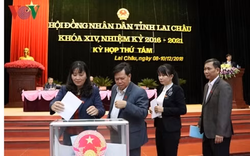 Các đại biểu HĐND tỉnh Lai Châu bỏ phiếu tín nhiệm đối với người giữ chức vụ do HĐND tỉnh bầu.