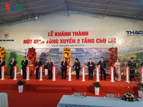 Thủ tướng Nguyễn Xuân Phúc và các đại biểu cắt băng khánh thành công trình nút giao vòng xuyến.