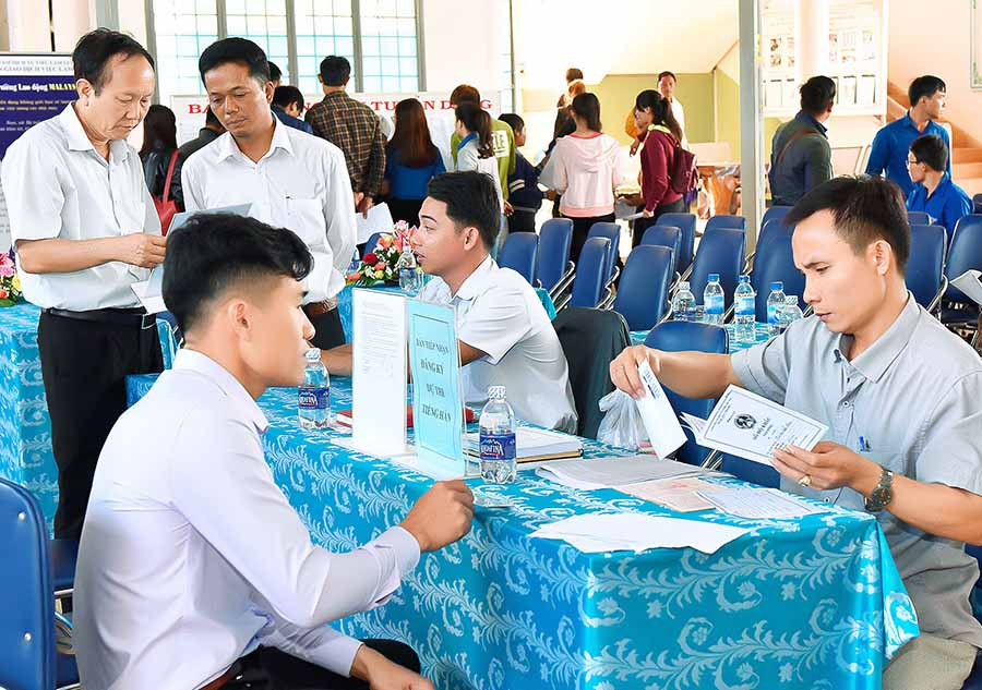 Nhiều người lao động đến đăng ký tìm việc tại Trung tâm Giới thiệu Việc làm tỉnh. Ảnh: Đức Thụy