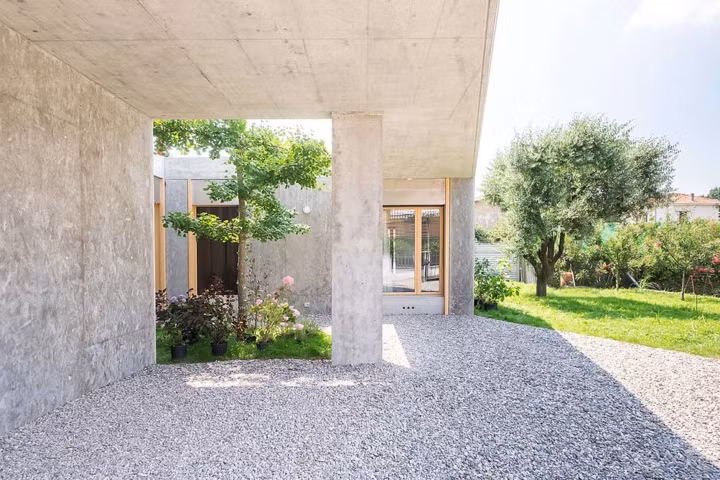 Lối đi và sân vườn xung quanh rải đá.