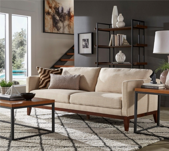 Thêm chỗ ngồi, chỗ tiếp khách đầy phong cách với ghế sofa bọc vải màu trung tính, khung ghế làm bằng gỗ tự nhiên để lộ phần chân ra bên ngoài mang thêm nét cuốn hút cho phòng khách.