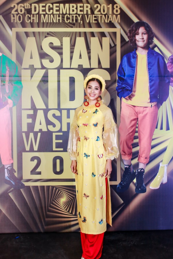  Hoa hậu Tiểu Vy nền nã với áo dài truyền thống mang tông màu vàng rực rỡ.