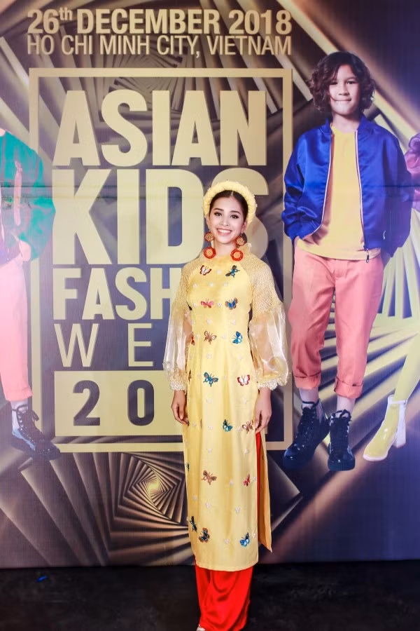  Hoa hậu Tiểu Vy nền nã với áo dài truyền thống mang tông màu vàng rực rỡ.