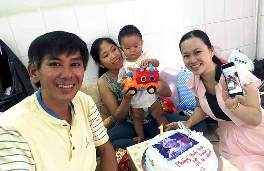 Anh Lâu (bìa trái) cùng các Mạnh Thường Quân làm đầy năm cho bé Nguyễn Vương Ngọc Toàn. Ảnh: N.S  Anh Lâu (bìa trái) cùng các Mạnh Thường Quân làm đầy năm cho bé Nguyễn Vương Ngọc Toàn. Ảnh: N.S