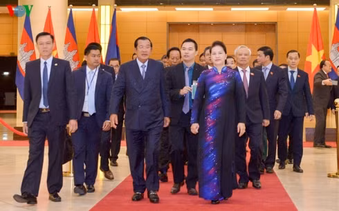 Chủ tịch Quốc hội Nguyễn Thị Kim Ngân nhiệt liệt chào mừng Thủ tướng Samdech Techo Hun Sen sang thăm chính thức Việt Nam.