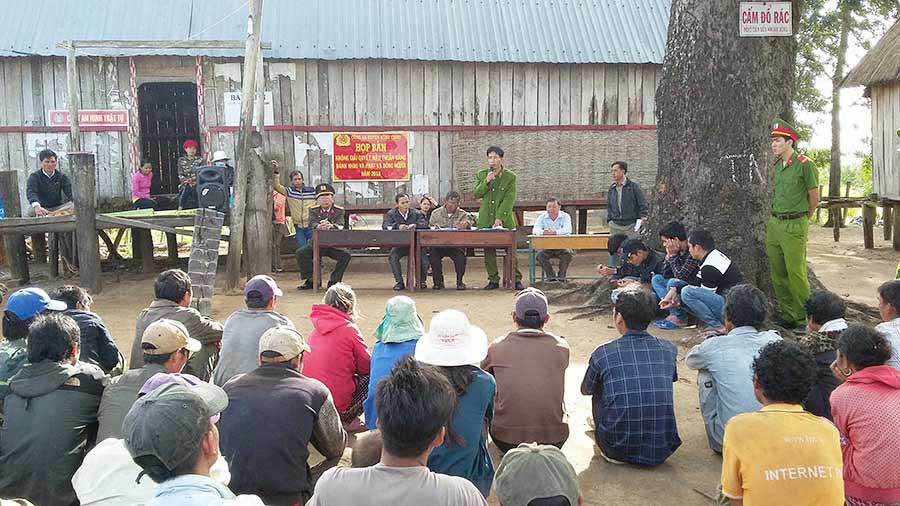  Công an huyện Kông Chro tuyên truyền pháp luật tại thôn làng. Ảnh: Thành Công