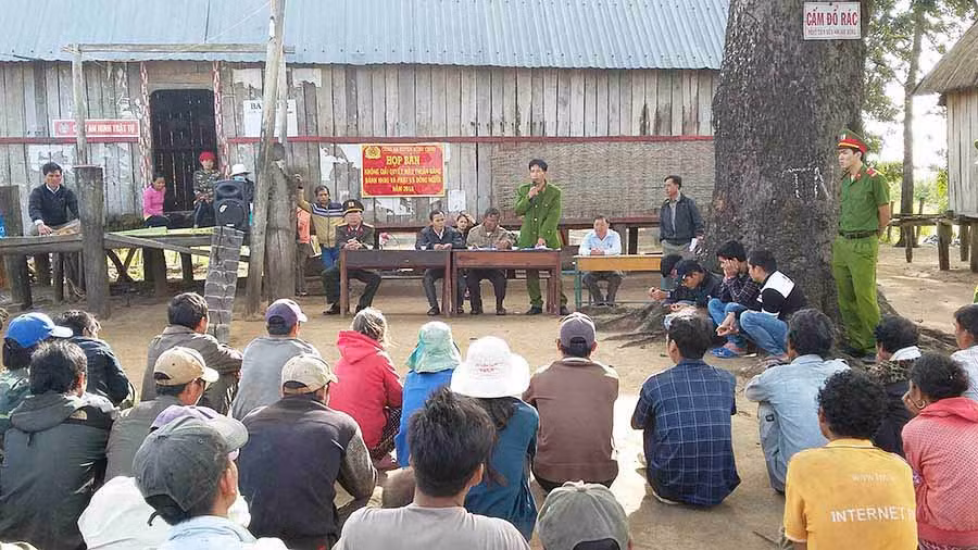  Công an huyện Kông Chro tuyên truyền pháp luật tại thôn làng. Ảnh: Thành Công