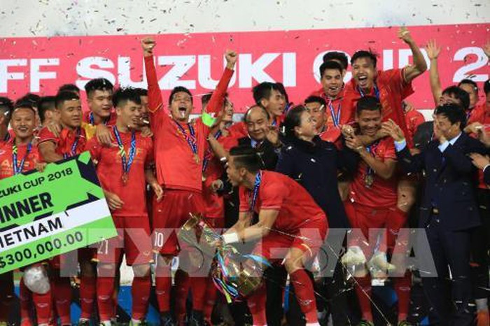 Các cầu thủ đội tuyển Việt Nam ăn mừng chiến thắng bên chiếc cup vô địch. Ảnh: Trọng Đạt - TTXVN