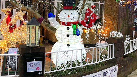 Một gia đình ở khu Twickenham trang trí Giáng sinh rực rỡ nhằm ủng hộ các nghiên cứu về phòng chống ung thư. Một gia đình ở khu Twickenham trang trí Giáng sinh rực rỡ nhằm ủng hộ các nghiên cứu về phòng chống ung thư.