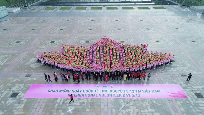 Các tình nguyện viên xếp hình hoa sen tại Ngày hội tình nguyện Các tình nguyện viên xếp hình hoa sen tại Ngày hội tình nguyện