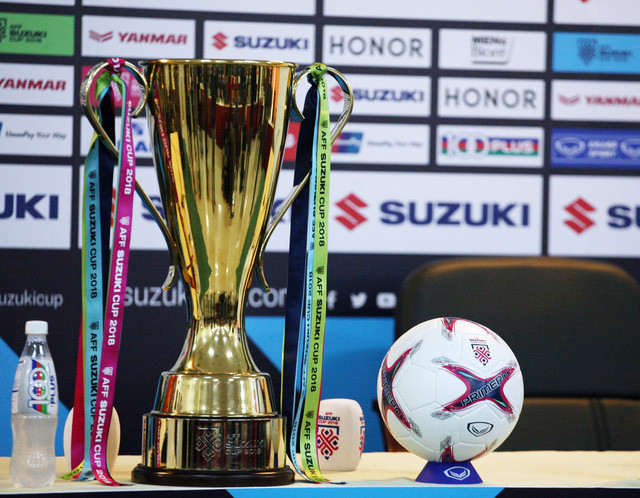  Chiếc cúp vàng bất ngờ xuất hiện trong buổi họp báo.