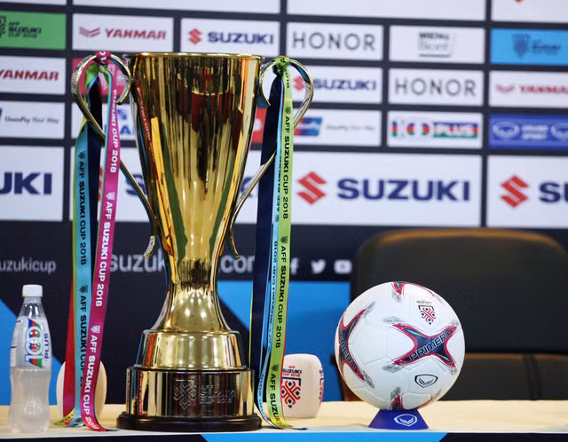  Chiếc cúp vàng bất ngờ xuất hiện trong buổi họp báo.