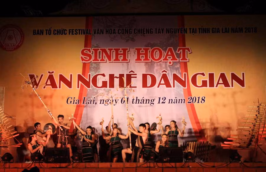 Phần biểu diễn của các nghệ nhân dân tộc M'nông (tỉnh Đak Nông). Ảnh: Phan Lài