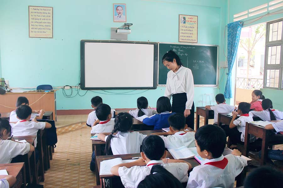 Cô giáo Nguyễn Thị Quỳnh và học sinh trong một giờ dạy. Ảnh: Đ.D  Cô giáo Nguyễn Thị Quỳnh và học sinh trong một giờ dạy. Ảnh: Đ.D