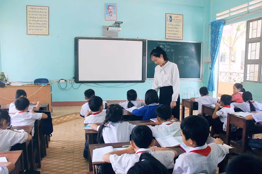  Cô giáo Nguyễn Thị Quỳnh và học sinh trong một giờ dạy. Ảnh: Đ.D