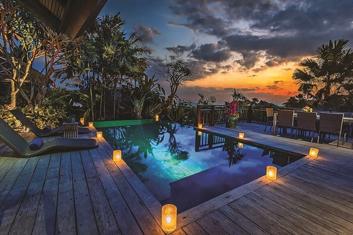 Hệ thống đèn chiếu sáng trang trí và định vị hồ bơi trong sân vườn.
