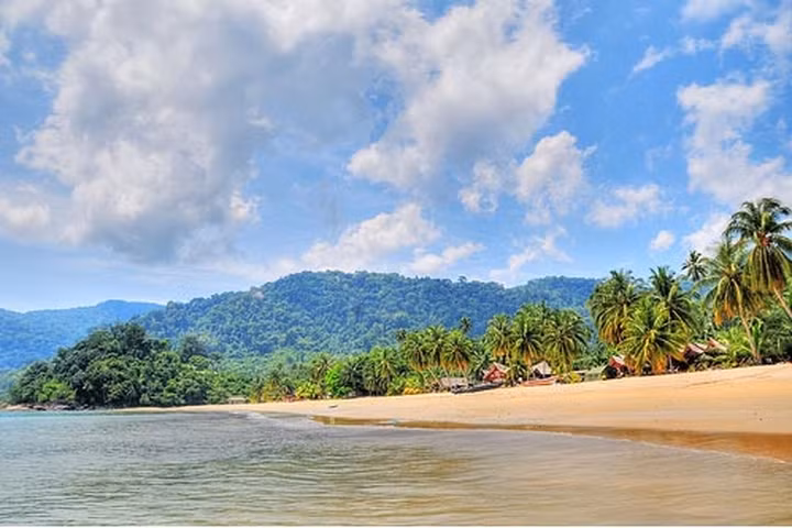 Bãi biển Juara, Malaysia. Bãi biển Juara ở đảo Tioman có một vẻ đẹp hết sức tự nhiên, mang lại cảm xúc yên tĩnh cho du khách.
