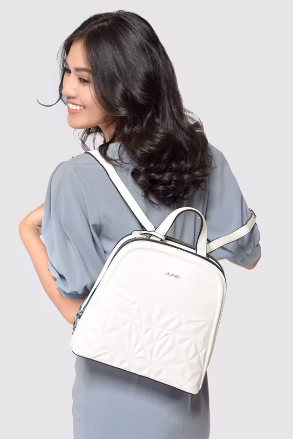 Balo phom đứng họa tiết 3D: chỉ duy nhất màu trắng. Túi lạ mắt, nổi bật với chất liệu da tổng hợp sang trọng, dễ vệ sinh cùng dây đeo chắc chắn, phối charm tinh tế.