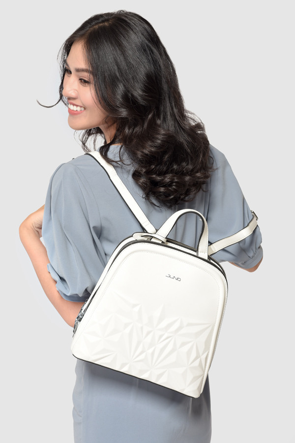 Balo phom đứng họa tiết 3D: chỉ duy nhất màu trắng. Túi lạ mắt, nổi bật với chất liệu da tổng hợp sang trọng, dễ vệ sinh cùng dây đeo chắc chắn, phối charm tinh tế.