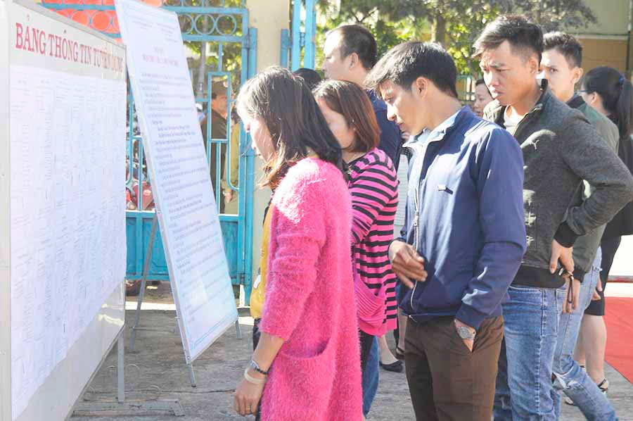Người lao động tìm kiếm việc làm tại Sàn Giao dịch việc làm tỉnh. Ảnh: Đ.Y