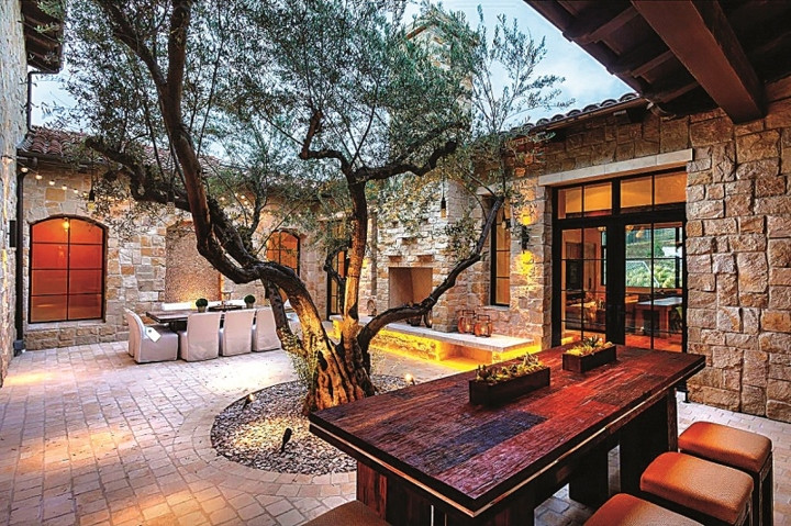 Ánh sáng làm tăng giá trị chất cảm của vật liệu, nổi bật những đặc thù của vật liệu.