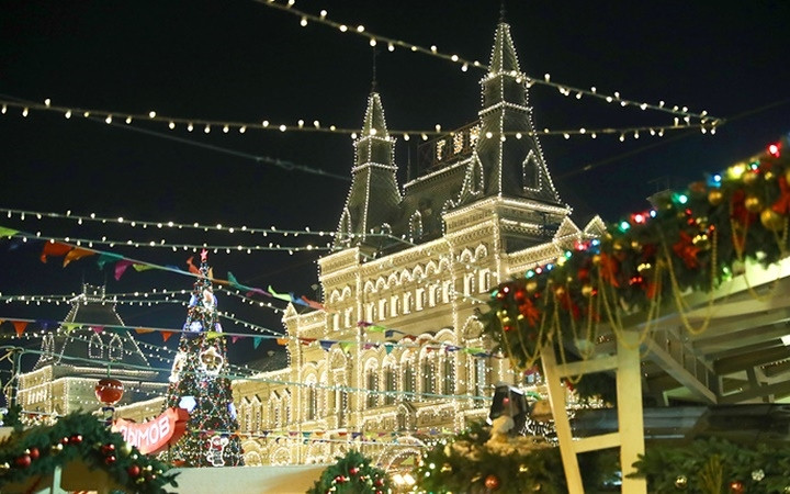  Quảng trường Đỏ tại thủ đô Moscow, Nga được trang hoàng lộng lẫy trong mùa Giáng sinh. Ảnh: TASS