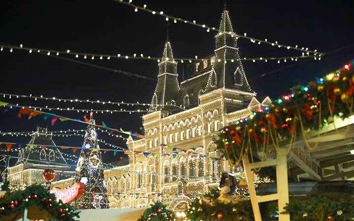  Quảng trường Đỏ tại thủ đô Moscow, Nga được trang hoàng lộng lẫy trong mùa Giáng sinh. Ảnh: TASS