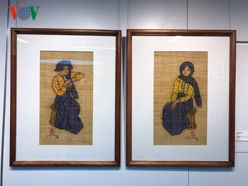 Một số bức tranh được trưng bày trong triển lãm.