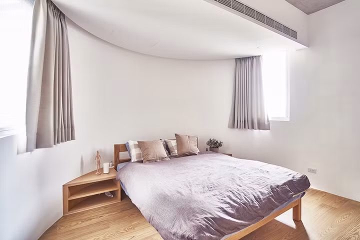 Ngôi nhà có hình vòng cung đặc biệt nên hầu như nội thất đều được đặt thiết kế riêng, bàn trà hình tam giác trong phòng ngủ là một trong những sản phẩm đó.