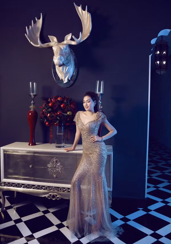 Nhân mùa Noel 2018 Diễm Trần thực hiện bộ ảnh với trang phục ánh kim xuyên thấu.