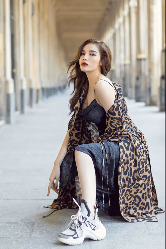 Tại Tuần lễ thời trang Thu - Đông 2018, họa tiết da báo xuất hiện tại rất nhiều sàn catwalk với các biến tấu đa dạng. Hoạ tiết da báo xuất hiện trên áo choàng, quần skinny, mũ, túi xách, giày... Với sự cập nhật nhanh nhạy xu hướng thời trang thế giới, các sao Việt cũng đặc biệt ưa thích họa tiết da báo.