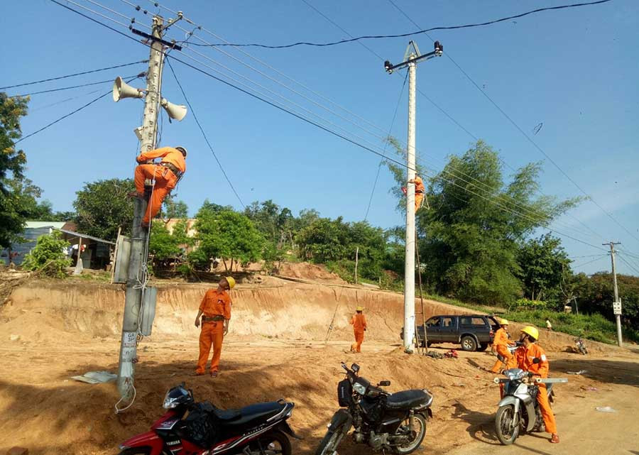 Công nhân Điện lực Kông Chro di dời công tơ kết hợp sửa điện tại làng Groi (xã Đak Tơ Pang). Ảnh: N.S  Công nhân Điện lực Kông Chro di dời công tơ kết hợp sửa điện tại làng Groi (xã Đak Tơ Pang). Ảnh: N.S