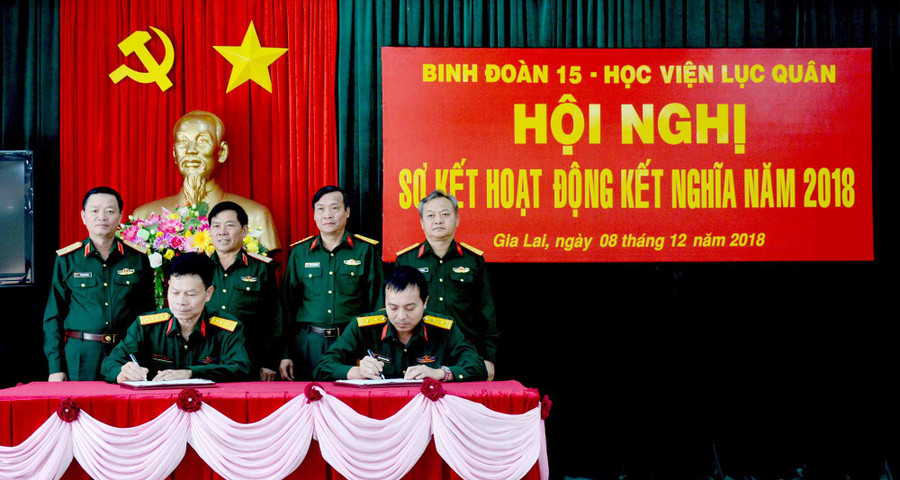 Binh đoàn 15 và Học viện Lục quân ký kết chương trình hoạt động kết nghĩa năm 2019. Ảnh: Sơn Tùng Binh đoàn 15 và Học viện Lục quân ký kết chương trình hoạt động kết nghĩa năm 2019. Ảnh: Sơn Tùng