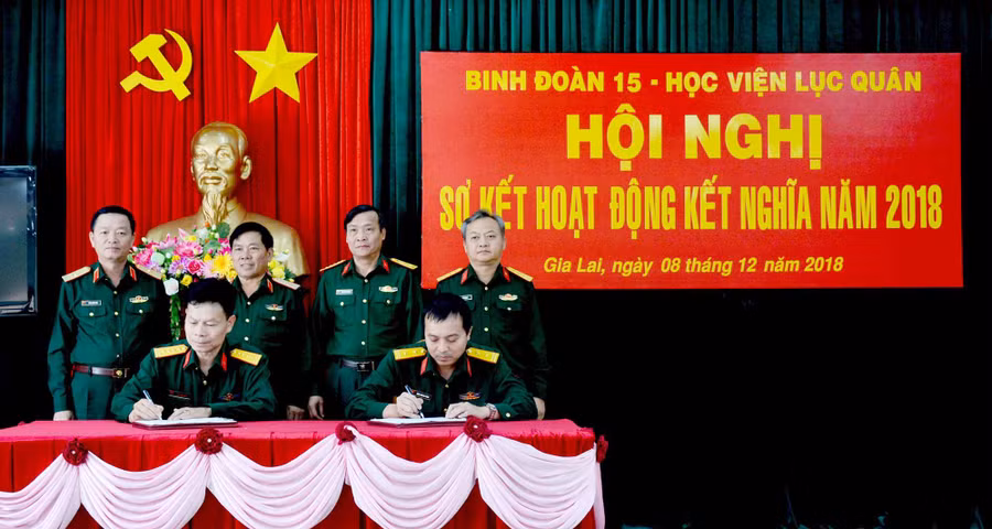 Binh đoàn 15 và Học viện Lục quân ký kết chương trình hoạt động kết nghĩa năm 2019. Ảnh: Sơn Tùng