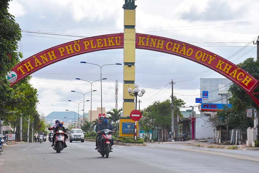 Thời tiết se lạnh của phố núi Pleiku khiến nhiều du khách thích thú. Ảnh Trần Dung