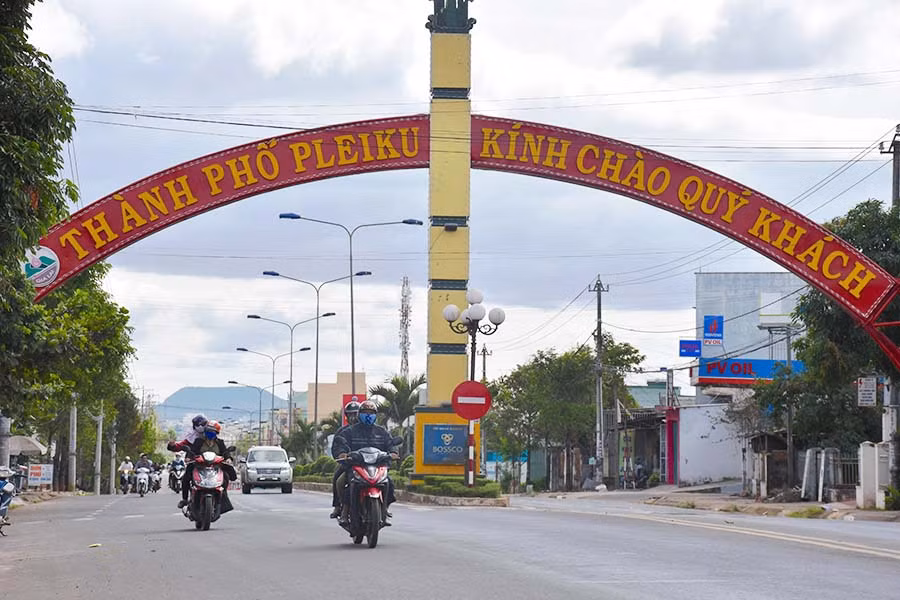 Thời tiết se lạnh của phố núi Pleiku khiến nhiều du khách thích thú. Ảnh Trần Dung