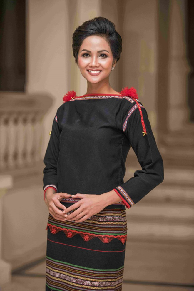 Hoa hậu người Ê-đê giành được nhiều sự yêu mến của công chúng nhờ tính cách giản dị, chân thật và sự nỗ lực không ngừng nghỉ để vươn tới thành công. Sau khi đăng quang, H'Hen Niê thường diện trang phục dân tộc tới nhiều sự kiện và tuyên bố muốn đưa bộ áo truyền thống của người Ê Đê ra thế giới. Hoa hậu người Ê-đê giành được nhiều sự yêu mến của công chúng nhờ tính cách giản dị, chân thật và sự nỗ lực không ngừng nghỉ để vươn tới thành công. Sau khi đăng quang, H'Hen Niê thường diện trang phục dân tộc tới nhiều sự kiện và tuyên bố muốn đưa bộ áo truyền thống của người Ê Đê ra thế giới.