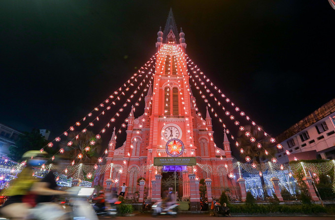 Nhà Thờ Tân Định (đường Hai Bà Trưng, quận 1) được xây dựng theo phong cách kiến trúc Gothic với màu hồng đặc trưng. Những ngày này, nhà thờ gần 150 tuổi được trang hoàng cả bên trong và bên ngoài để chào đón Giáng sinh.