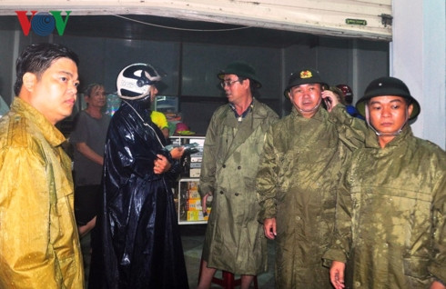 Chủ tịch UBND tỉnh Quảng Trị Nguyễn Đức Chính chỉ đạo công tác tìm kiếm người mất tích.