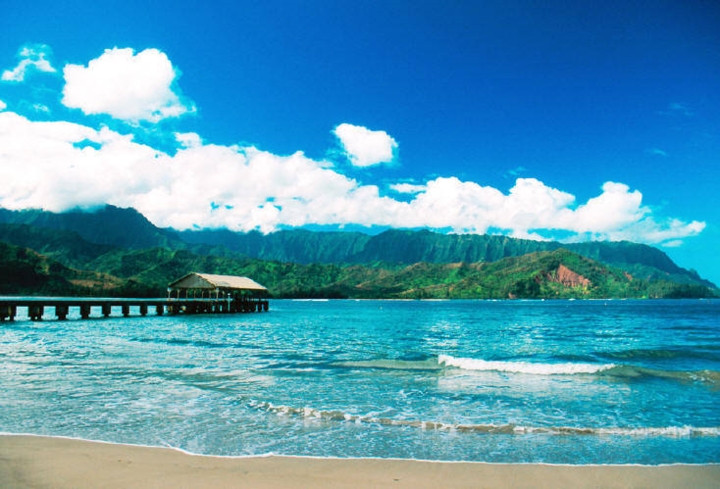 Bãi biển Hanalei Bay, Kauai, Hawaii. Bãi biển rộng và vắng vẻ, đây là nơi tuyệt vời để ngắm nhìn những vách đá bên bờ biển hoặc thả diều trong khung cảnh nên thơ.