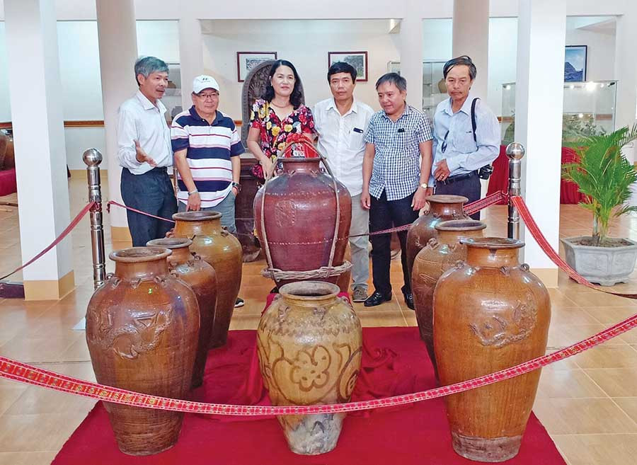 Khách tham quan triển lãm “Gốm Chăm xưa và nay” tại tỉnh Ninh Thuận. Ảnh: V.C.H Khách tham quan triển lãm “Gốm Chăm xưa và nay” tại tỉnh Ninh Thuận. Ảnh: V.C.H