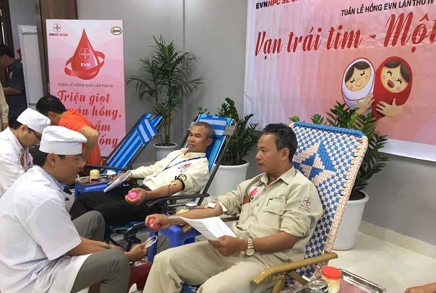 Đông đảo cán bộ, nhân viên tham gia hiến máu. Ảnh: Hồng Ngọc