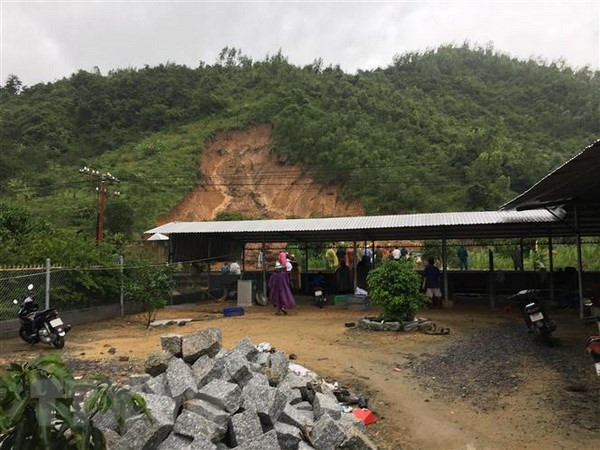 Hiện trường vụ sạt lở núi tại thông Khánh Thành Nam, xã Suối Cát, huyện Cam Lâm. (Ảnh: Phan /TTXVN)