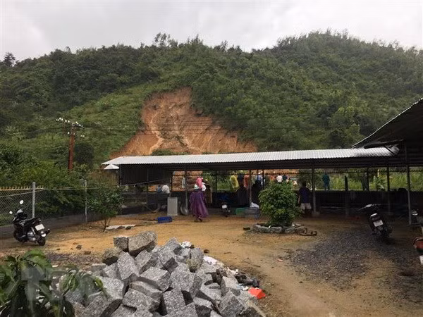 Hiện trường vụ sạt lở núi tại thông Khánh Thành Nam, xã Suối Cát, huyện Cam Lâm. (Ảnh: Phan /TTXVN)