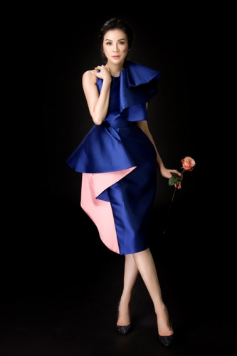  Chi tiết lượn sóng mềm mại nơi cổ và chân váy làm nổi bật nét yêu kiều của MC Thanh Mai. 