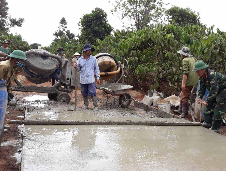  Người dân làng Bui cùng bộ đội làm đường giao thông. Ảnh: L.H