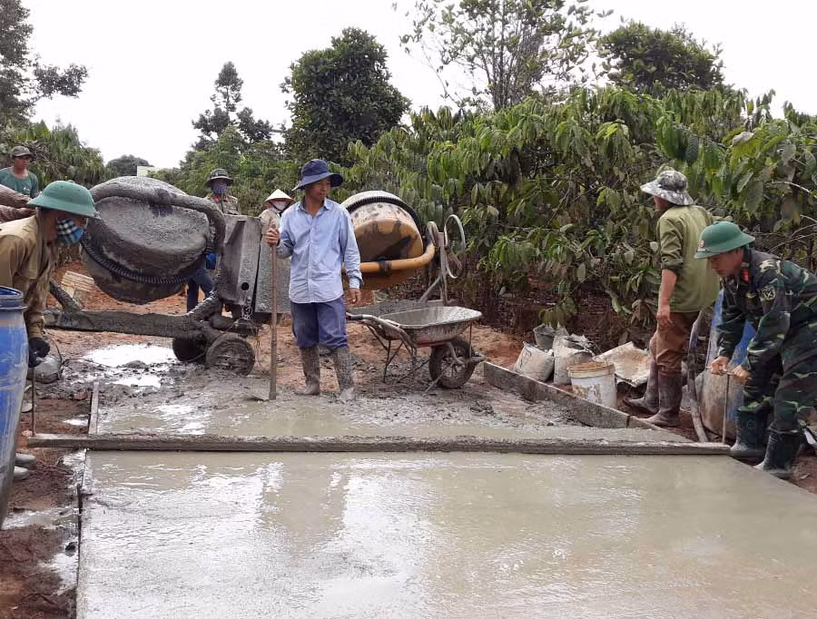  Người dân làng Bui cùng bộ đội làm đường giao thông. Ảnh: L.H